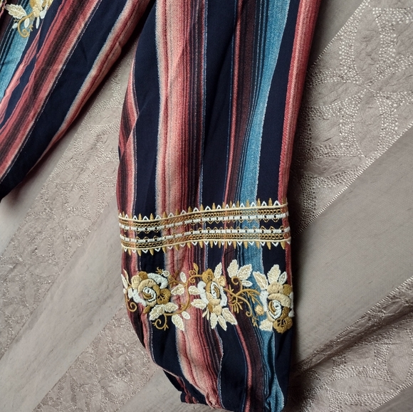 💎 Savanna Jane Women's Top Flowy Embroidered Floral Striped - Picture 6 of 14